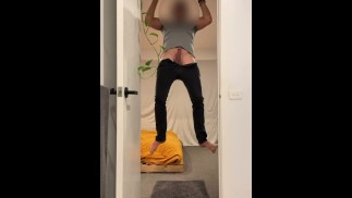 我解开牛仔裤的扣子，我的鸡巴掉了出来，我做了一些引体向上，然后进行了一次 COREGASM 💦