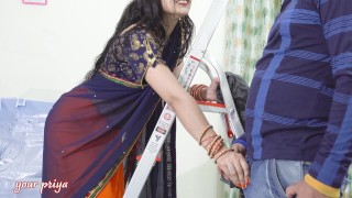 可爱的 Saree Bhabhi 在背部冰按摩后与她的 Devar 一起顽皮地进行粗暴而坚硬的