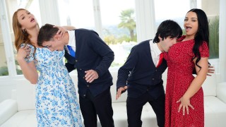 失败的继子不能和女孩说话，所以他们的大胸部继母教他们如何对待真正的女士