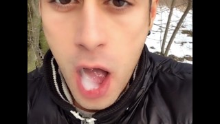 在舌头上玩精液和吞咽负荷从巡洋舰