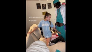 检查我的客户断腿，但她看到我的鸡巴穿过我的哺乳裤