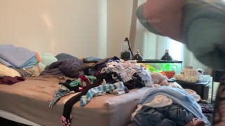 看着你的女朋友穿着渔网连体紧身衣做早晨的家务