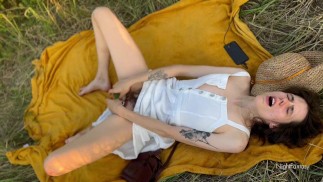 十几岁的女孩躲在草丛里玩自己 - IROHA RIN PLUS