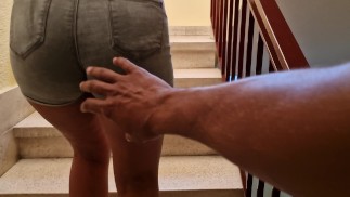 我发现我的健身邻居上楼了，我邀请她到我家看电影