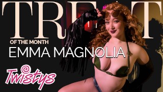 TWISTYS - Emma Magnolia 驶入路边汽车旅馆并展示她行李箱中的玩具