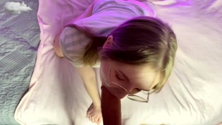 戴眼镜的小可爱在学习后享受肥鸡巴