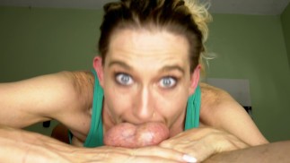 暨荡妇 Rhi Connor 排干了一组球并吃了一个巨大的喉咙馅饼