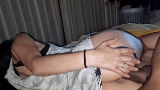 我让我在继兄弟的勺子里做爱，没有发出声音，这样他们就不会抓住我们