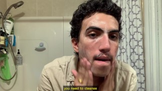 年轻男性的早晨护肤程序。