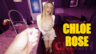 继父发现了一个带纽扣的钥匙扣。当他开始按下它时，他的继女开始呻吟