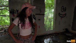 Подцепил потеряшку в лесу и выебал в заброшенной вилле