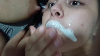 她用我的乳汁填满她的嘴