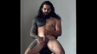 Ragazzo tatuato si sega a due mani e sborra