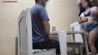 年轻夫妇在酒吧的公共浴室乱搞