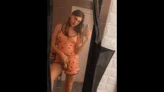 娘娘腔女孩在被锁在贞操杰西西西冒险中时在她的睡衣中被挑逗