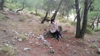 奇怪的业余黑发在公共场合吮吸我，我在家里用她嘴里的精液操她的大屁股