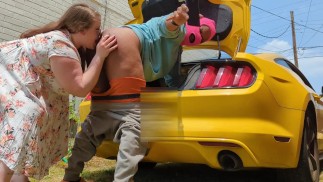 萨拉·西特维尔（Sara Sitwell）为修理汽车而吃屁股