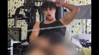 肌肉男孩抽搐大鸡巴！😈 未切割的巨大鸡巴