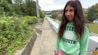 Деваха заблудилась и напоролось на мой член в кустах