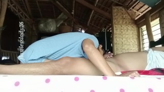 我把他吵醒了，我震惊了他得到了剔骨的鸡巴，并取笑我和他发生性关系