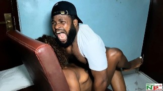 性感的 Slimzy 的阴户被 Krissyjoh 的大鸡巴爆裂了