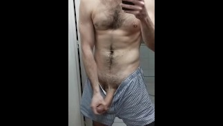 帅哥在镜子前摇晃着他的大鸡巴！