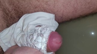 用我妻子的内裤手淫