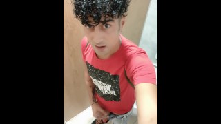 在厕所里开着门抽搐 - 几乎被性高潮抓住了