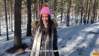 Встретил заблудившуюся девушку в лесу и трахнул кончив в её киску - Кремпай