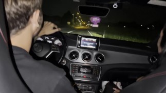 当我们从电影院回家时。和朋友一起开车，我开始吮吸那个家伙的鸡巴