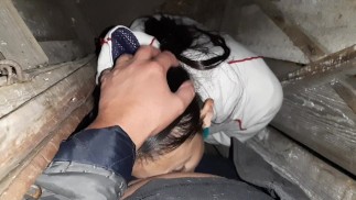 我的邻居在公共乡村厕所里舔了我的阴户——Lesbian_illusion