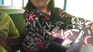 我在公交车上和一个我刚认识的男人一起做的！ 真正的自制色情片