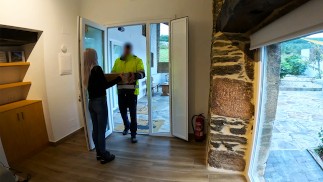 包裹递送员来给我送包裹，我给了他一个惊喜口交