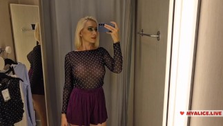 在商场试穿透明性感的衣服。在试衣间看着我，然后手淫。射精请求