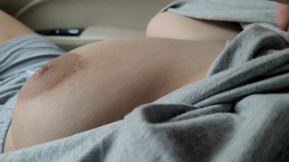 我捡到的放荡华丽的女孩让我在车里摸她