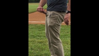 我抽搐并射在公共棒球内场钻石上