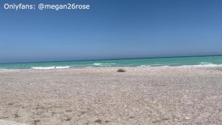 在海滩上干燥的驼峰热石在公共场合达到高潮