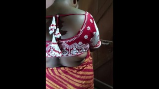 独奏业余熟女展示乳房和湿阴