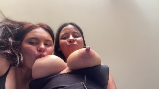 Latina朋友吮吸我巨大的乳白色奶子！