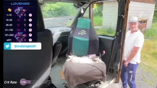 我从卡车上炫耀，一个男人加入了我，他有一个巨大的鸡巴