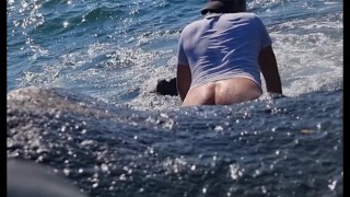 AVVENTURA ESTIVA ITALIANA (SBORRATA IN PUBBLICO) - TURISTA ARRAPATO SI SEGA E SBORRA IN PUBBLICO