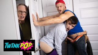 TWINKPOP - Paul Wagner 在与客户交谈时试图保持冷静，因为他操了 Maverick Sun
