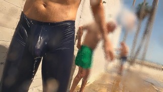 我穿着 Speedo 泳衣时勃起了，在淋浴间里当着众人的面很热