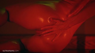 ULTRAFILMS Beautiful 女孩 Sybil 在这个艺术独奏视频中玩她的阴户