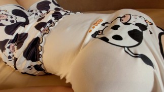 穿着甜美睡衣的继妹用她天然的大胸部取笑我