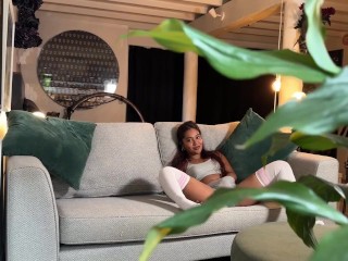 邻居被发现监视娇小的德西·米亚兹（desi Miaz）并乱搞她