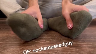 毛茸茸的twink在训练后炫耀他的军袜