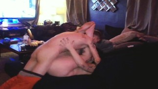 瘦小的家伙操我，我的腿在空中。