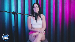 与 Beautiful 新星 Imani Valor 一起在片场