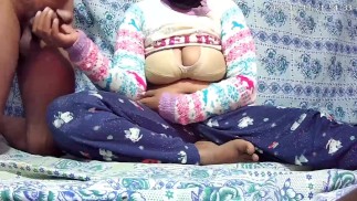 大胸部妈妈和爸爸在丛林中做爱 xnxx 2864